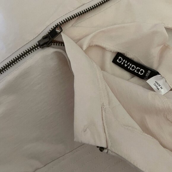 H&M Divided Beige Sleeveless Stretch Fitted Top Zip Back Cutout V-Neck Size 10 - Picture 6 of 8